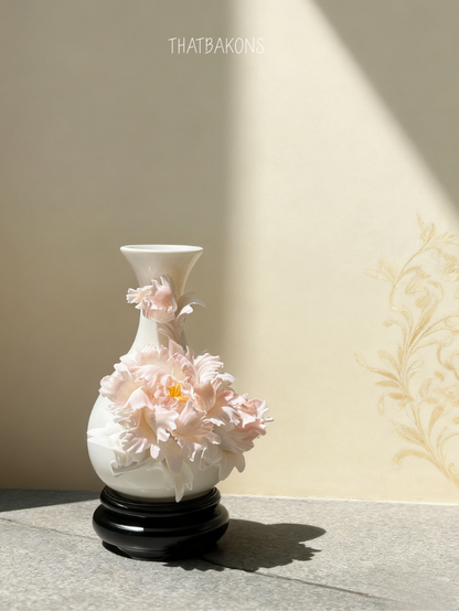 Vaso di Peonie in Ceramica Bianca Fatto a Mano